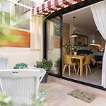 Coastal Retreat With Private Patio Steps From شقة
