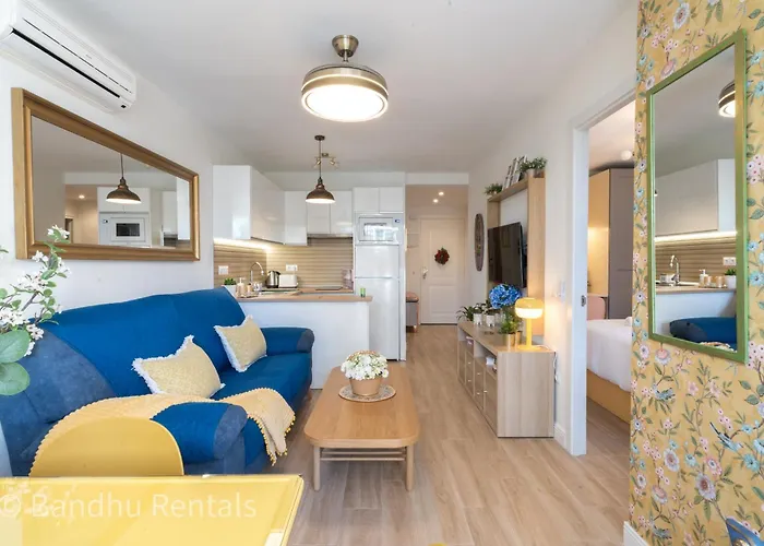 Coastal Retreat With Private Patio Steps From Appartement Torremolinos